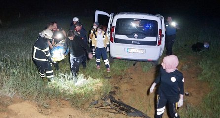 Yolunu şaşıran sürücü tarlaya uçtu