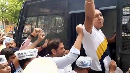 VIDEO : BJP दफ्तर के बाहर AAP के प्रदर्शन से पहले पहुंची पुलिस, फिर जो हुआ..
