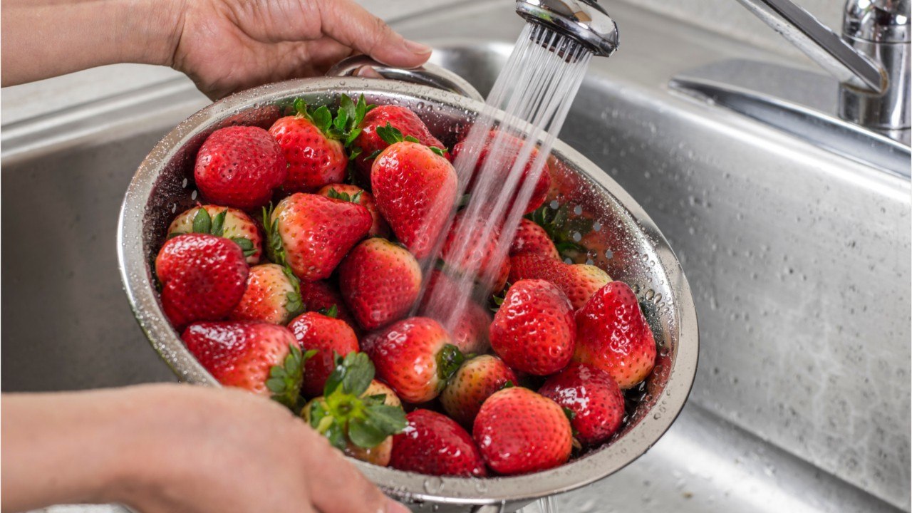 Darum sollten Sie Erdbeeren nicht unter fließendem Wasser waschen