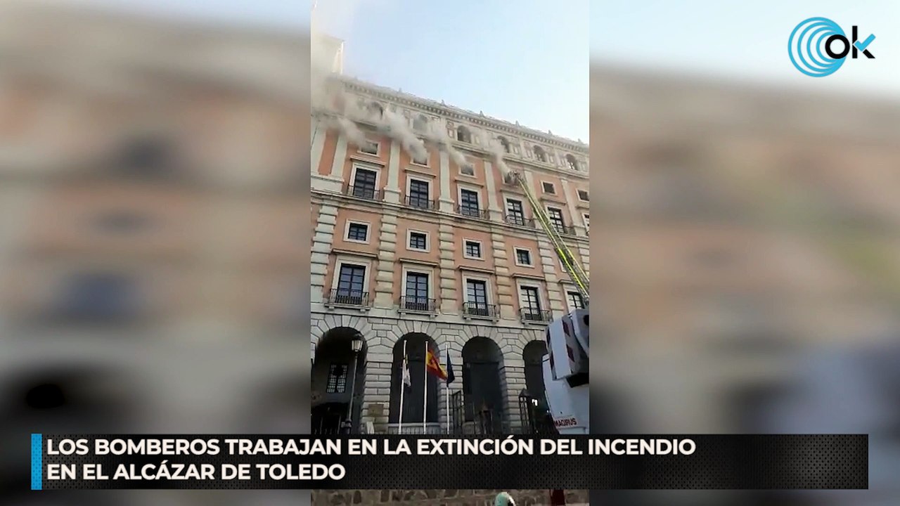 Los Bomberos trabajan en la extinción del incendio en el Alcázar de Toledo