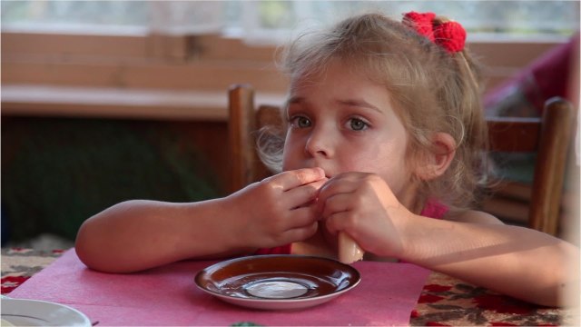 Un enfant de 3 ans meurt étouffé par une saucisse Knacki, la famille attaque Herta en justice