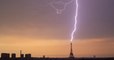 La foudre frappe de plein fouet la Tour Eiffel dans des photos sublimes prises ce dimanche