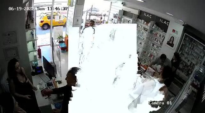Son dakika gündem: Ataşehir'de Nöbetçi Eczacıya Saldıran Kişinin Ölüm Tehditleri Güvenlik Kamerasına Yansıdı