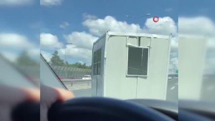 TEM otoyolunda korku dolu anlar: Kamyonetin kasasındaki konteyner yola düştü