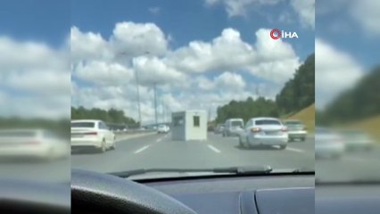 TEM otoyolunda korku dolu anlar! Kamyonetin kasasındaki konteyner yola düştü