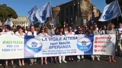 Télécharger la video: Covid, un corteo a Roma ricorda le 