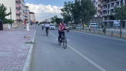 Kansere dikkati çekmek için İzmir'den Iğdır'a pedal çevirdiler