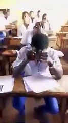 Guinée/ Le Colonel Doumbouya limoge un préfet qui a coiffé des élèves dans une salle d’examen-Vidéo