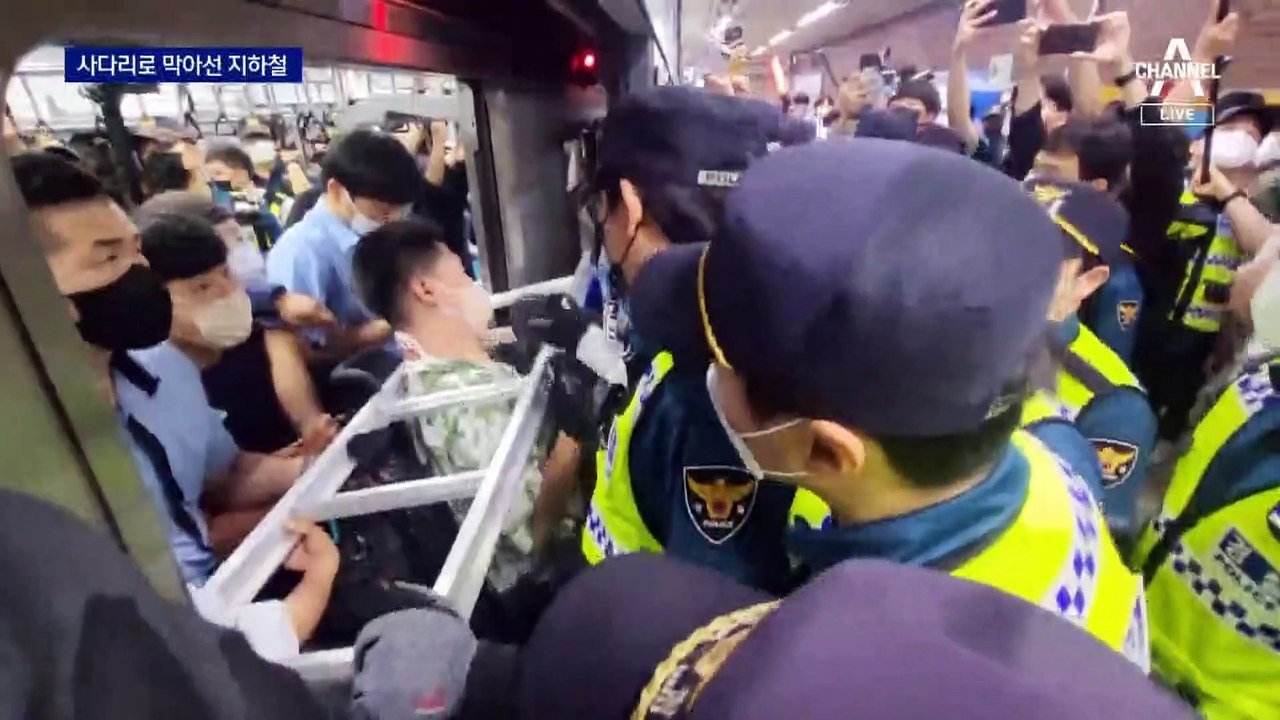 목에 걸친 사다리로 문 막고…장애인 단체, 시위 재개