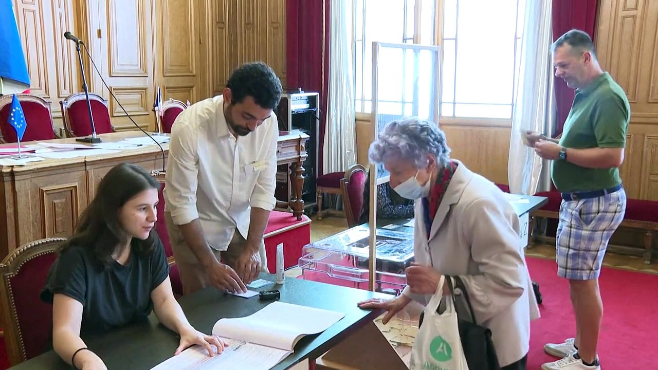 Elecciones legislativas asestan un revés a Macron en Francia