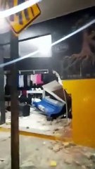 Motorista invade loja com van escolar em Cariacica
