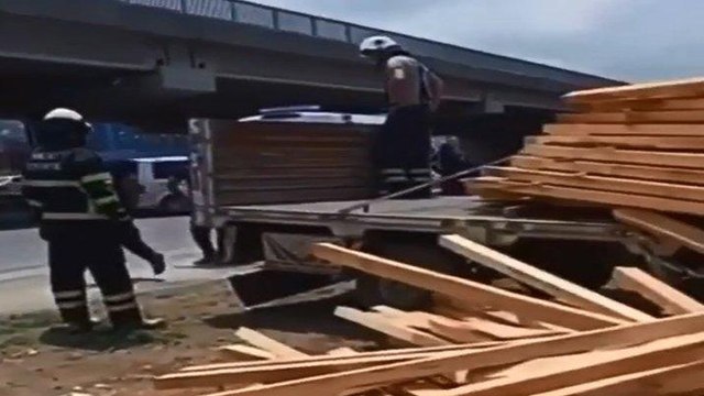 Duvara çarpan kamyonet sürücüsü hayatını kaybetti.