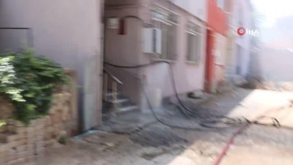 Cinnet getiren genç, motosikletinden aldığı benzini annesinin üzerine döktükten sonra evle birlikte ateşe verdi