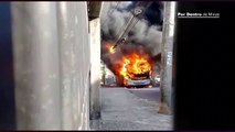 Ônibus pega fogo após falha mecânica no bairro Duque de Caxias, em Betim, na Grande BH