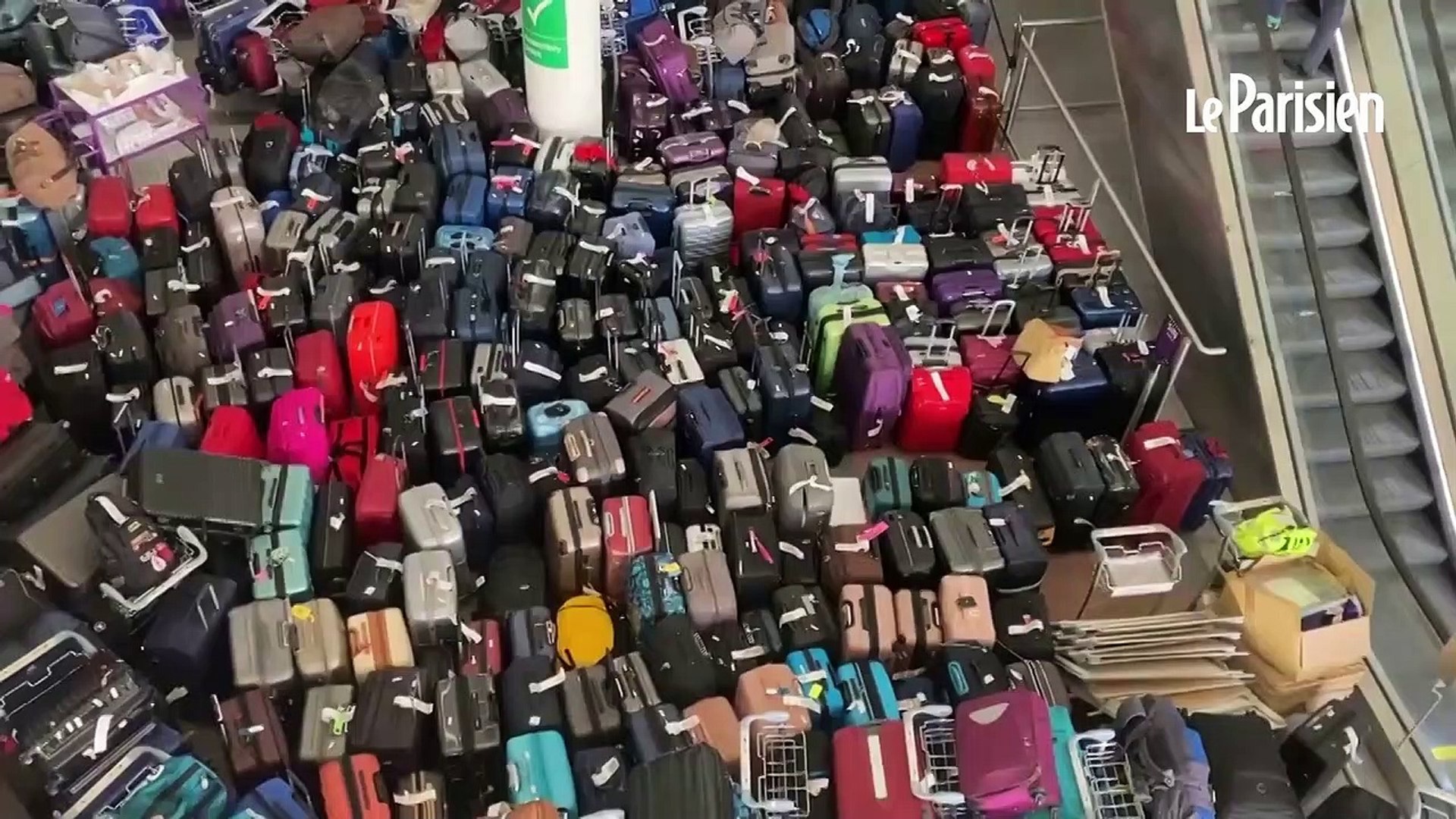 À l'aéroport de Londres Heathrow, une marée de bagages bloque le terminal 2  - Vidéo Dailymotion