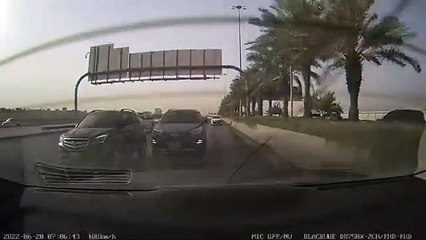 بالفيديو.. قائد سيارة يحاول الاصطدام بأخرى و«المرور» يتفاعل