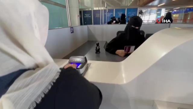 Suudi Arabistan'da hacı adaylarının işlemlerini Türkçe bilen personel yapıyor