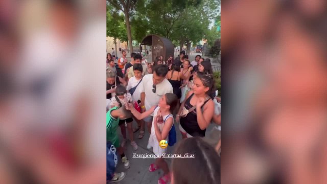 Locura en Ibiza con Reguilón y Marta Díaz: así fue el fenómeno fan