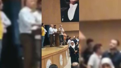 Kahramanmaraş'ta Kooperatif Üyeleri, Evlerinin Teslim Edilmemesini Ak Parti İl Başkanlığı Önünde Protesto Etti