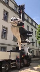 Pose de la statue monumentale du bison de Brive