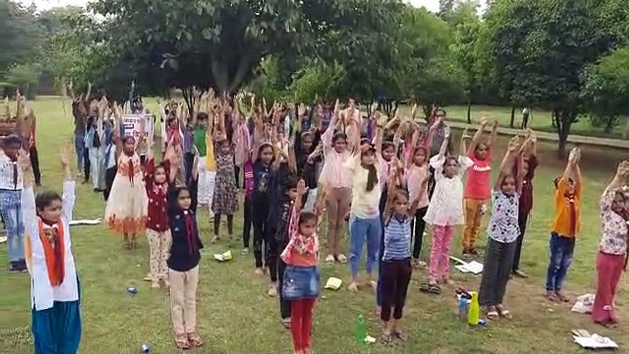 पत्रिका की ओर से योग शिविर: योग के प्रति बच्चों...