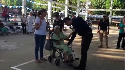 MUJER SALE DE SU SILLA DE RUEDAS (MILAGRO)