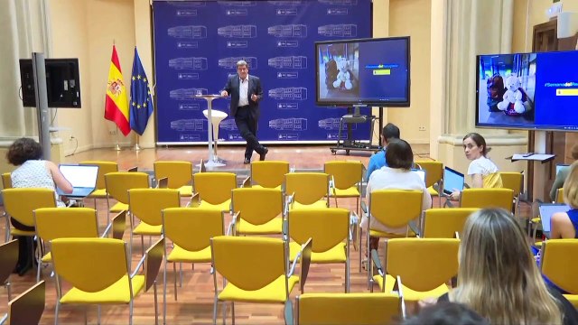 Escrivá diseña una ayuda de 400 euros a familias ucranianas fuera del sistema