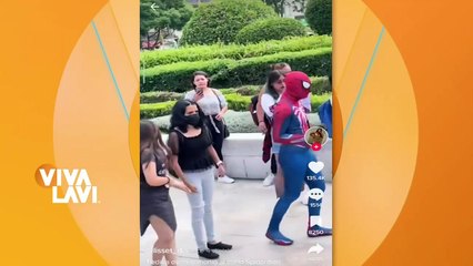 Hombre disfrazado de Spider-Man le pide matrimonio a su novia
