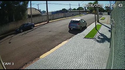 Que pancada! Vídeo mostra motorista perdendo o controle da direção e atingindo veículo estacionado