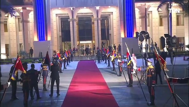 الرئيس السيسي يستقبل ولي العهد السعودي الامير محمد بن سلمان بمطار القاهرة