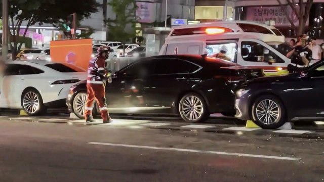 서울 언주역 사거리에서 10중 추돌 사고...2명 부상 / YTN