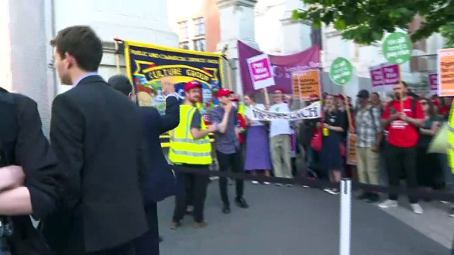 Conservative MPs booed as they arrive at Tory fundraiser