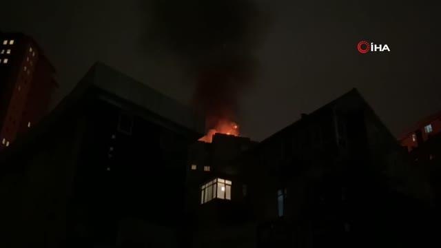 Kadıköy'de 11 katlı binanın çatısı alev alev yandı