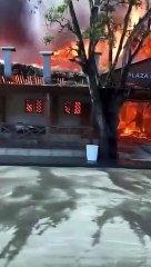 Se incendia plaza del pescado en Boca Chica