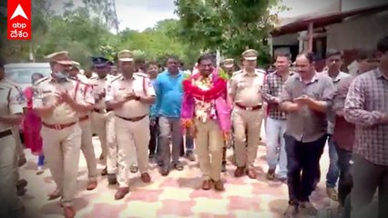 Hyderabad Police farewell Viral Video : పూలు చల్లుతూ...గేటు వరకూ చప్పట్లు కొడుతూ.. | ABP Desam