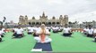 कर्नाटक के मैसूर पैलेस ग्राउंड में आज योग दिवस पर PM Modi ने किया योग | International Yoga Day 2022