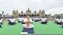 कर्नाटक के मैसूर पैलेस ग्राउंड में आज योग दिवस पर PM Modi ने किया योग | International Yoga Day 2022