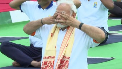 8th International Yoga Day: PM Modi performs "Ardhaushtrasana" | ABP News