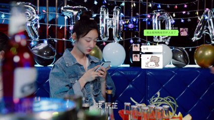 La belle était ivre et a eu un doux accident, et l'agent de sécurité a pensé qu'elle allait sauter du bâtiment