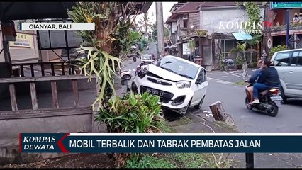 Mobil Terbalik Dan Tabrak Pembatas Jalan