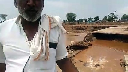 चंद दिन में पहली वर्षा में बह गई सड़क