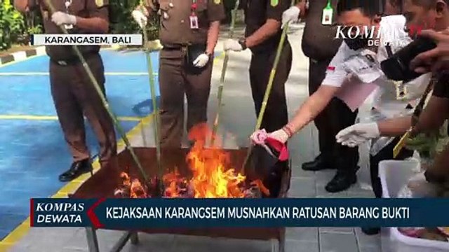 Kejari Karangsem Musnahkan Ratusan Barang Bukti Kejahatan