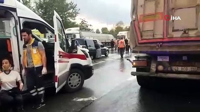 TEM'de 6 aracın karıştığı kazada ortalık savaş alanına döndü: 2'si çocuk 8 yaralı