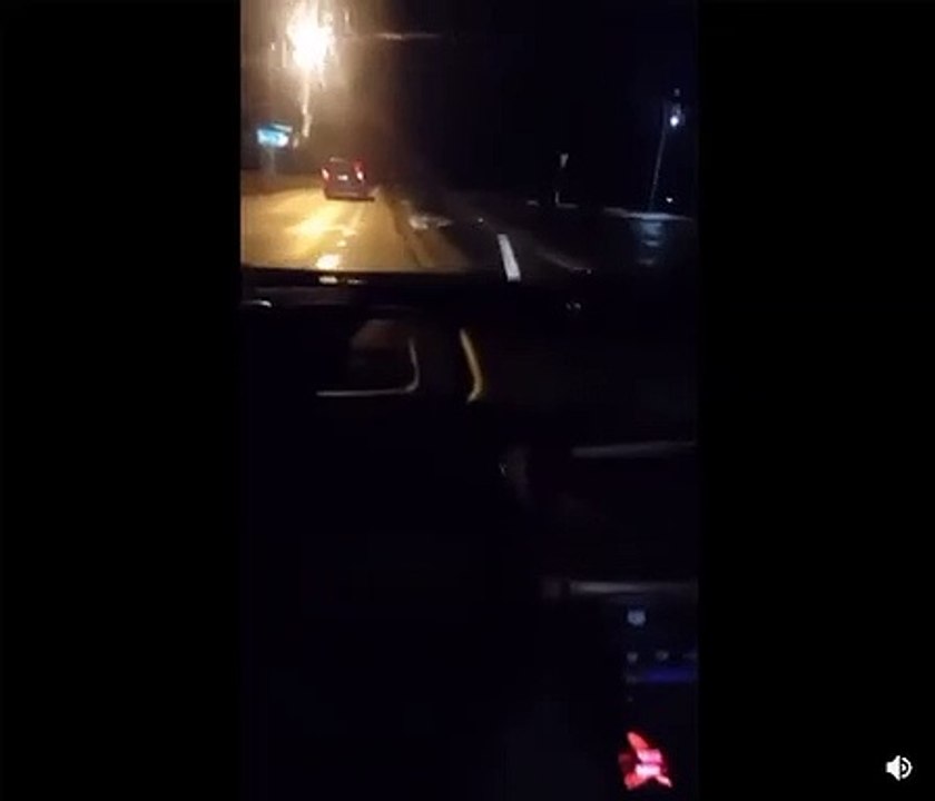 Ivre, il laisse le volant à son ami, qui n'a pas de permis...