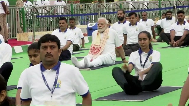 رئيس الوزراء الهندي ناريندرا مودي يحتفل باليوم العالمي لليوغا