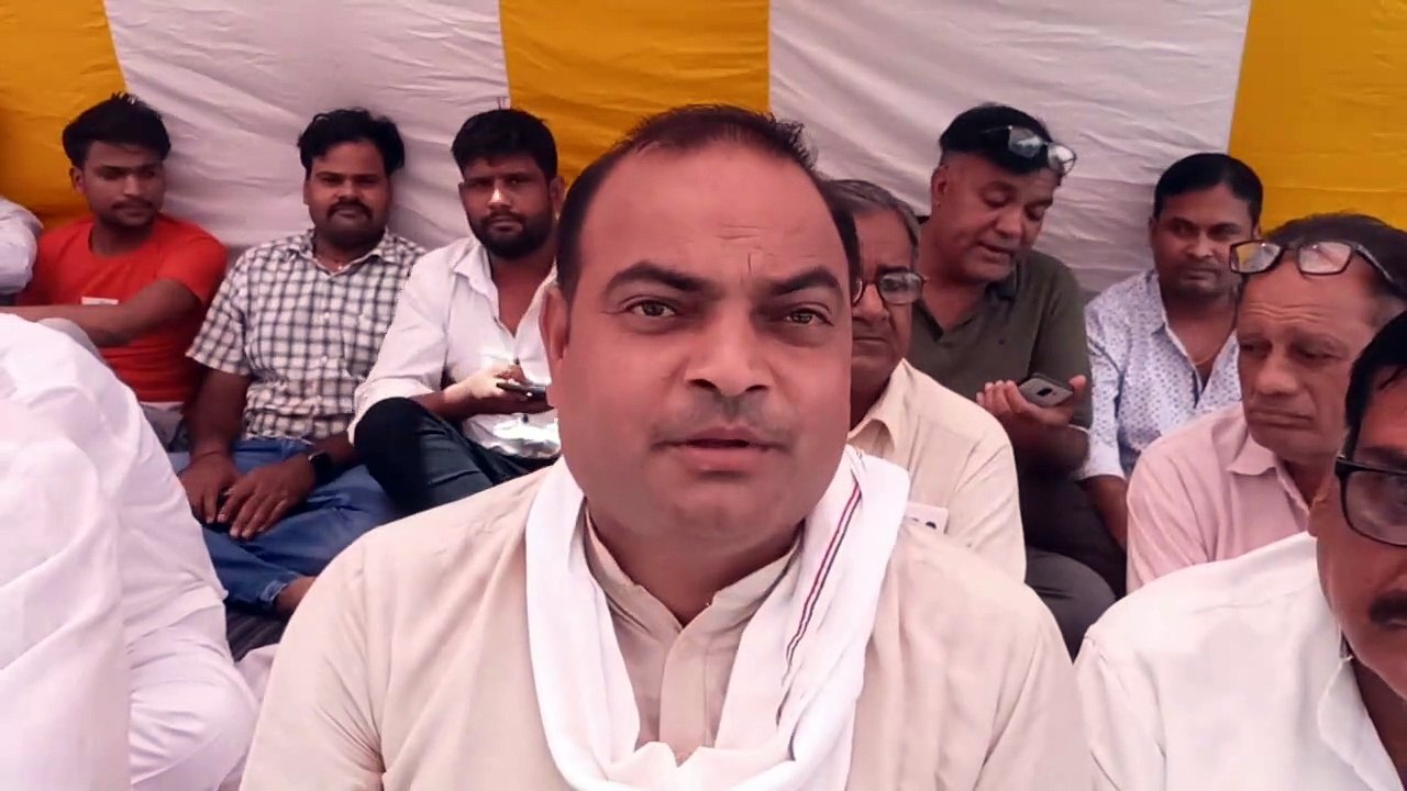विरोध प्रदर्शन कर की नारेबाजी
