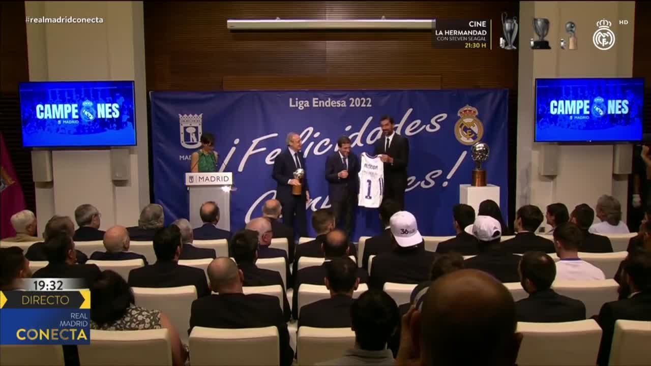 El comentario faltón mientras le daban la camiseta del Madrid de baloncesto a Almeida