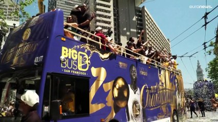 شاهد: الآلاف من عشاق ووريرز يحتفلون مع لاعبي الفريق بالفوز بلقب "إن بي إيه"