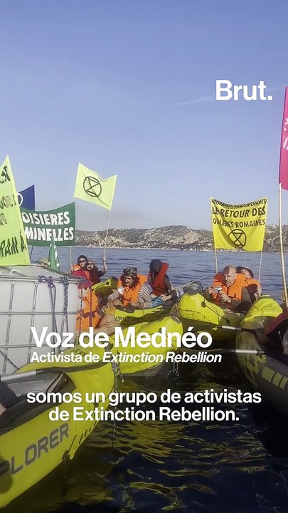 Activistas bloquean a un crucero gigante procedente de Barcelona