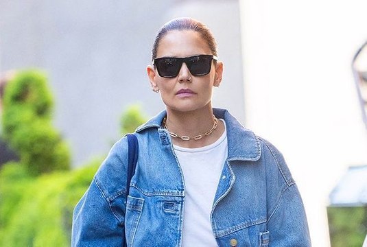 Katie Holmes : à 43 ans, elle dévoile ses vergetures de grossesse dans un crop top qui révèle son ventre